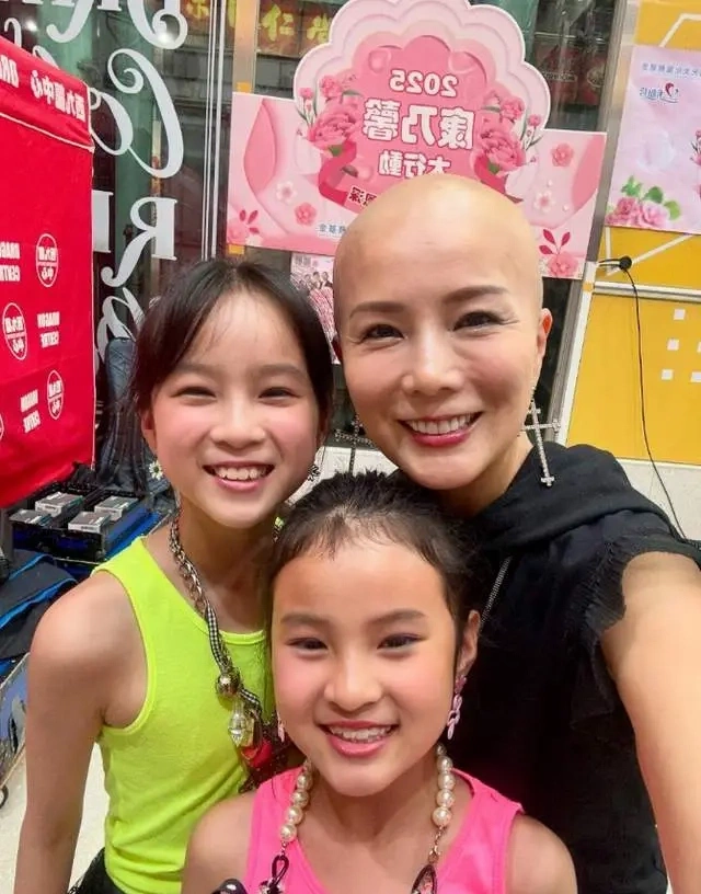 Ngô Hãn Hy và hai con. Ảnh: Weibo