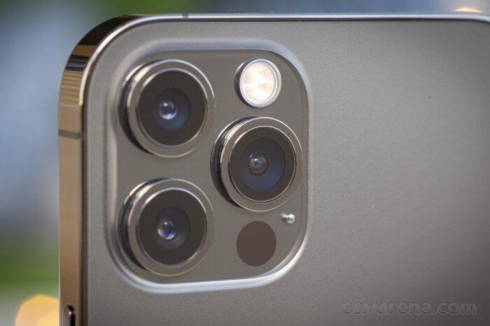 iPhone 12 Pro cũng có camera ba mắt cùng một độ phân giải 12MP