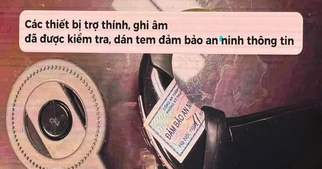 Các thiết bị hỗ trợ sức khỏe của thí sinh được lực lượng Công an kiểm tra, dán tem đảm bảo trước khi vào phòng thi