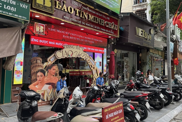 Giá vàng lao dốc, các cửa hàng vắng khách. Ảnh: D. Anh