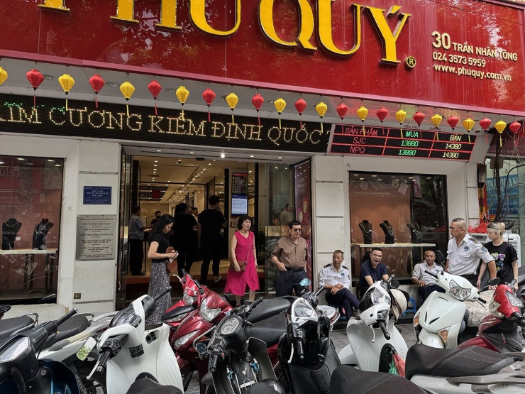 Không nhiều khách đến giao dịch bạc. Ảnh: D. Anh