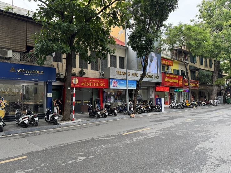 Phố vàng không còn cảnh người dân xếp hàng dài chờ đến lượt giao dịch. Ảnh: D. Anh