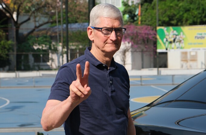 CEO Apple Tim Cook là một trong những người nổi tiếng thường xuyên chụp ảnh tạo dáng tay chữ V. Ảnh: Tuấn Hưng