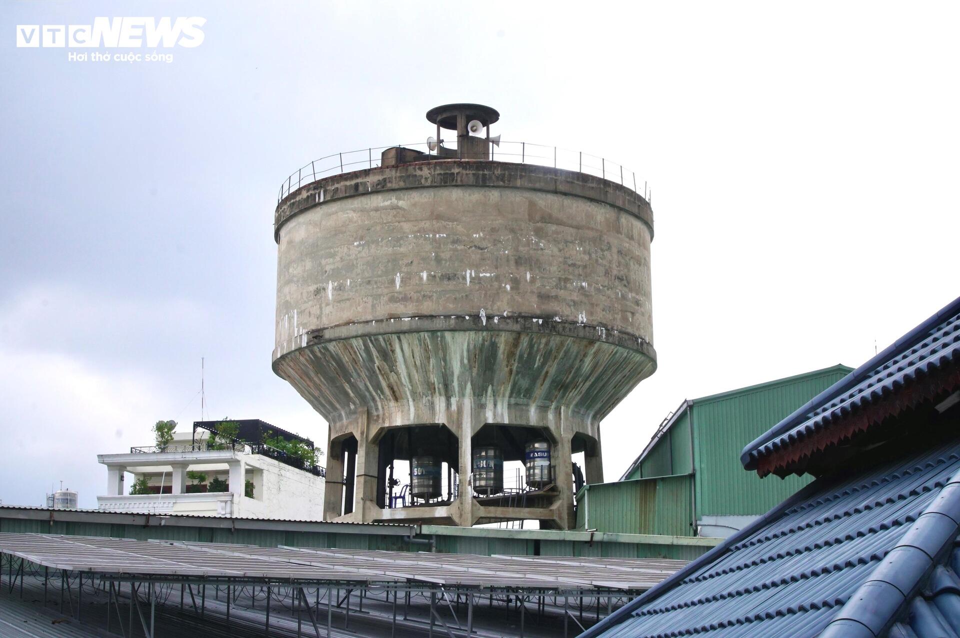 Tháp nước trong bức ảnh 1968 được cho trùng khớp với tháp nước tại Nhà thờ Thánh Bường ngày nay (cách công viên Lê Thị Riêng khoảng 300m).