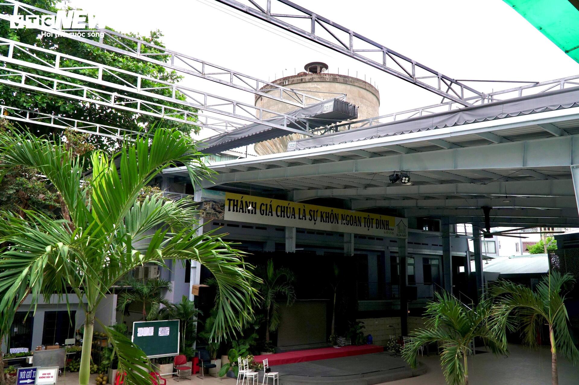 Tháp nước trong bức ảnh 1968 được cho trùng khớp với tháp nước tại Nhà thờ Thánh Bường ngày nay (cách công viên Lê Thị Riêng khoảng 300m).