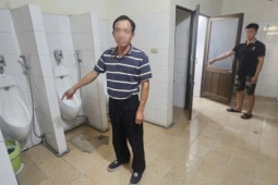 Tài xế ném hơn 0,5kg vàng vào nhà vệ sinh khi bị kiểm tra ở cửa khẩu