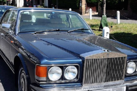 Dàn xe Rolls-Royce cổ đỗ lì nhiều tháng trên phố, cư dân khu nhà giàu bất lực