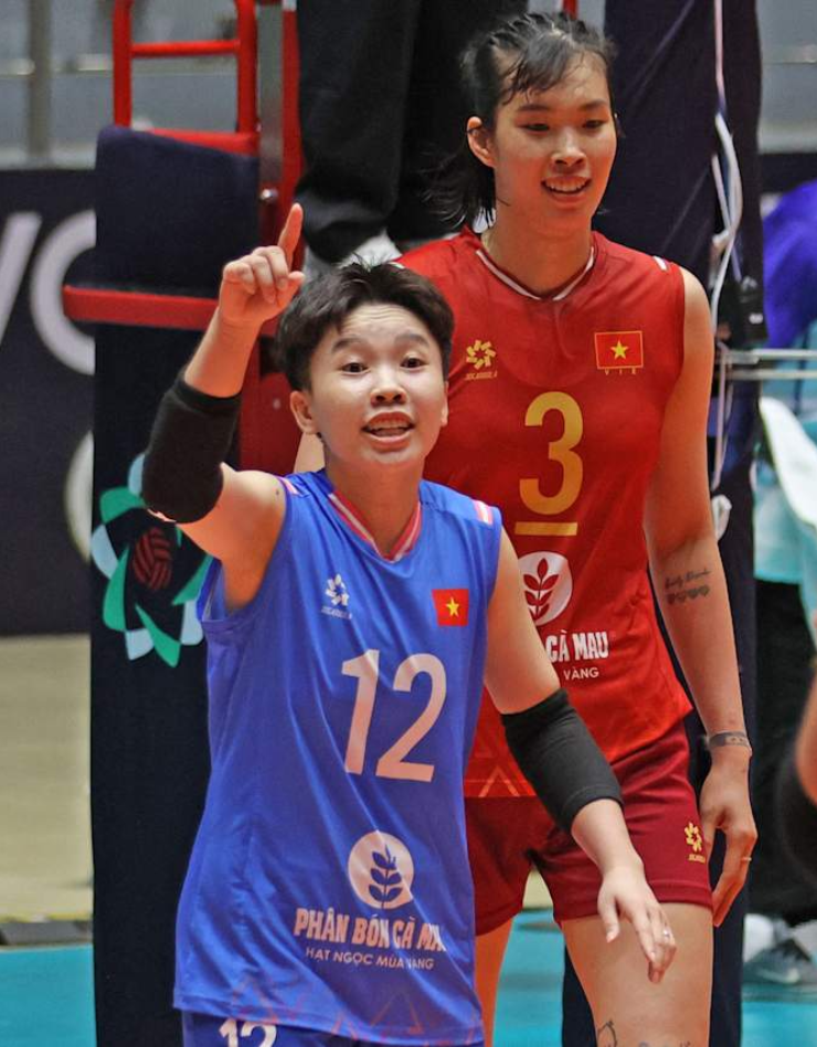 Thanh Thúy (áo đỏ) 33 lần tham gia bắt bước 1, nhiều hơn cả libero Khánh Đang (áo xanh)