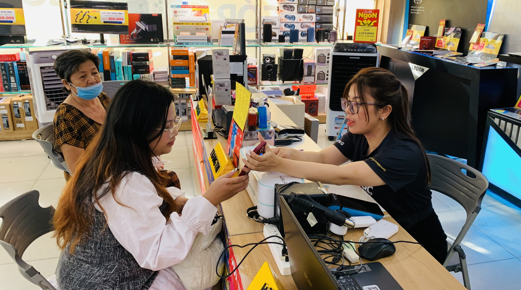 Số hóa toàn diện quy trình vận hành giúp đơn giản hóa mọi thủ tục tài chính, mang lại sự tiện lợi tối đa và loại bỏ hoàn toàn tâm lý e ngại cho người mua sắm