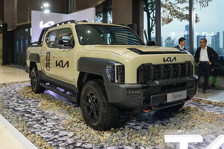 Kia Tasman đánh dấu bước ngoặt quan trọng trong lịch sử KIA. Sau nhiều năm tập trung vào các dòng sedan, SUV và xe điện, KIA chính thức gia nhập phân khúc bán tải cỡ trung – một trong những thị trường cạnh tranh khốc liệt nhất thế giới với sự hiện diện của những cái tên lâu đời như Ford Ranger, Toyota Hilux, Isuzu D-Max hay Mitsubishi Triton.
