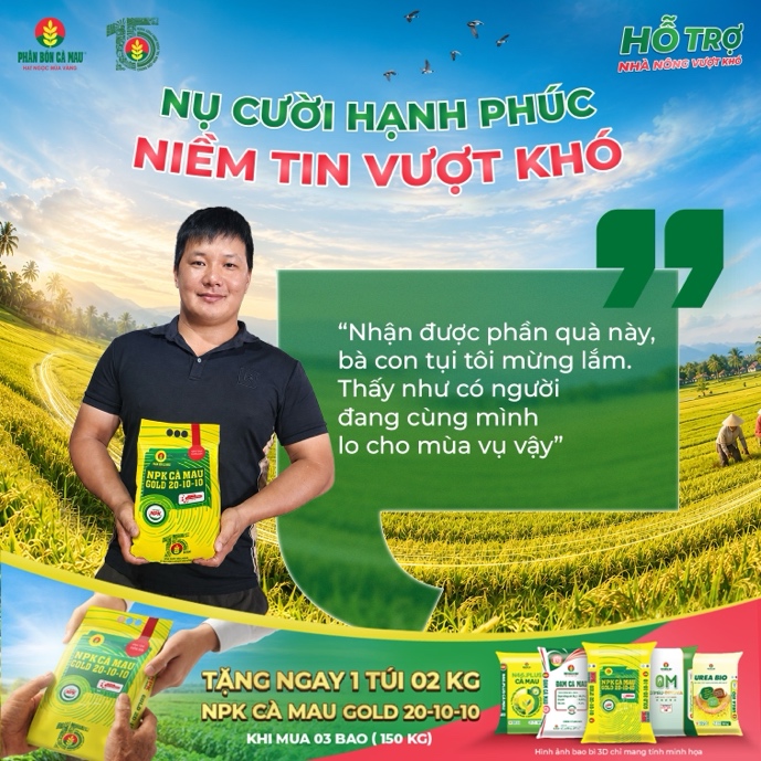 Bà con nhận túi NPK Cà Mau Gold 20-10-10 trong chương trình “Hỗ trợ nhà nông vượt khó”
