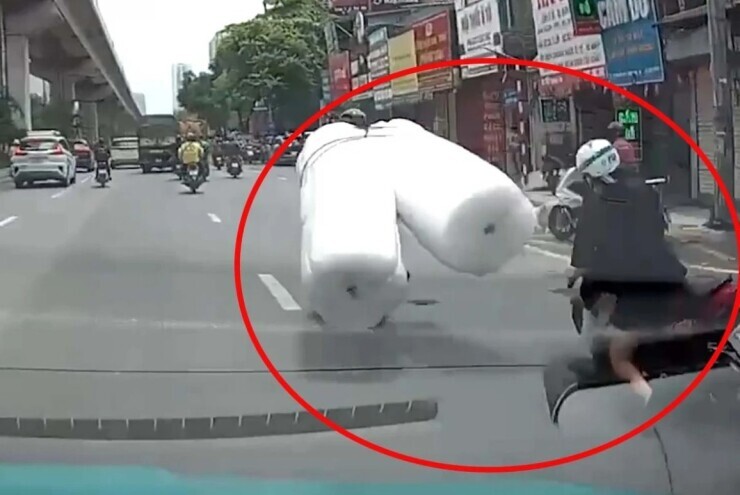 Chở hàng cồng kềnh va chạm khiến người phụ nữ ngã xuống gầm xe ô tô