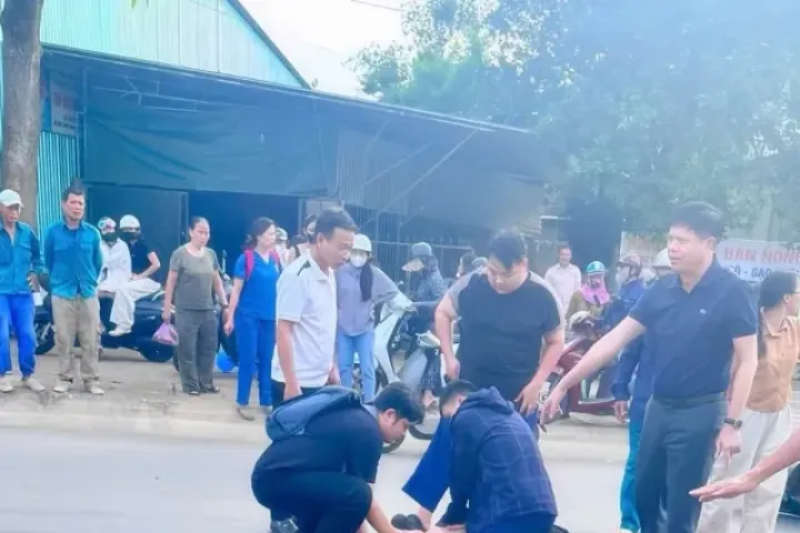 Gặp người nguy kịch trên đường, nhóm y bác sĩ lao vào cấp cứu nạn nhân