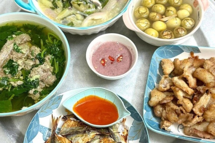 6 mâm cơm gia đình nấu vội sau giờ tan ca khiến cộng đồng thán phục