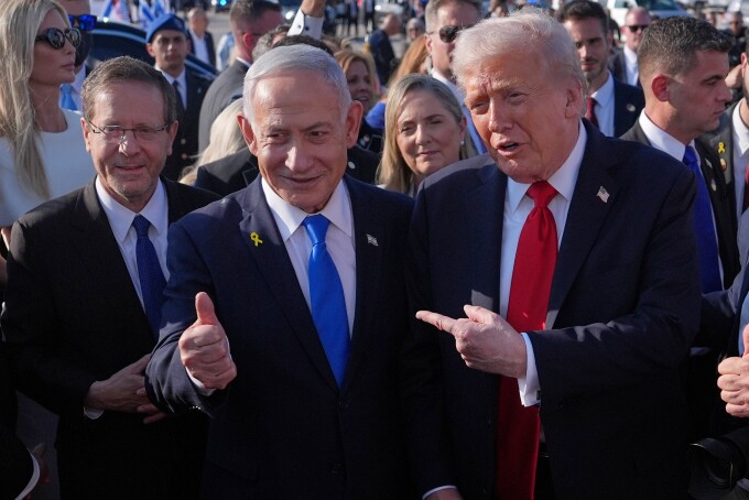 Tổng thống Mỹ Donald Trump (phải) và Thủ tướng Israel Benjamin Netanyahu tại sân bay Ben Gurion, Israel, tháng 10/2025. Ảnh: AP