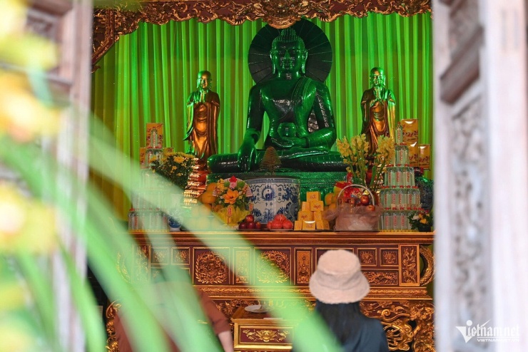 Bức tượng được đặt tại Thích Ca Phật điện, hàng ngày có nhiều người tới chiêm ngưỡng, chiêm bái