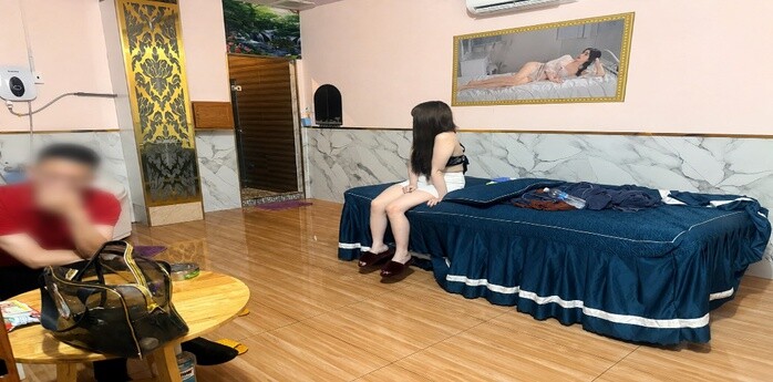 Nhân viên massage phục vụ cho khách. Ảnh: Công an tỉnh Tây Ninh