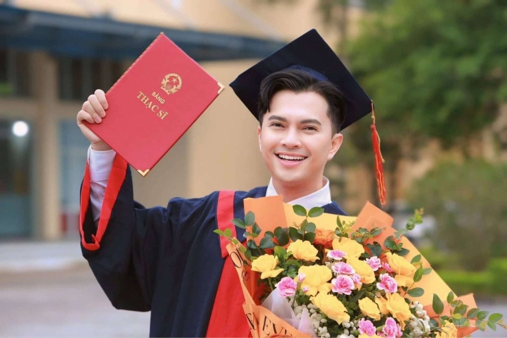 Ca sĩ Nam Cường nhận bằng Thạc sĩ tại trường Đại học Sân Khấu & Điện Ảnh Hà Nội. (Ảnh: FBNV)