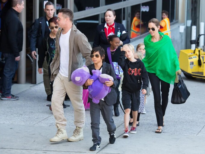 Brad Pitt và Angelina Jolie bên các con ngày nhỏ. Ảnh: GC