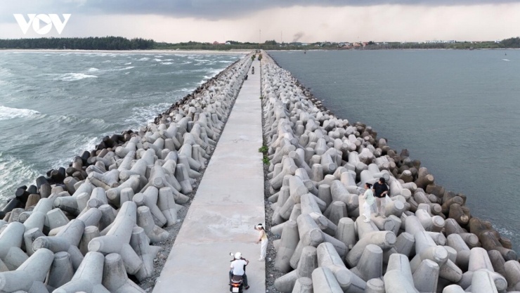 Điểm nhấn thu hút giới trẻ là đoạn kè đá dài 500m xếp chồng tự nhiên hướng thẳng ra biển khơi. 