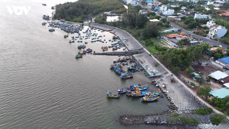 Biển Lộc An mang đặc trưng khí hậu ôn hòa quanh năm. Tuy nhiên, thời điểm vàng để bạn tận hưởng trọn vẹn vẻ đẹp nơi đây là từ tháng 11 đến tháng 4 năm sau (mùa khô). 