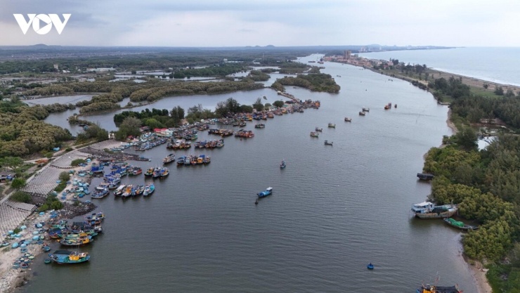 Được đưa vào hoạt động từ năm 2000 để phát triển nghề cá địa phương, Cảng cá Lộc An (xã Phước Hội) là nơi neo đậu tàu thuyền nhộn nhịp.