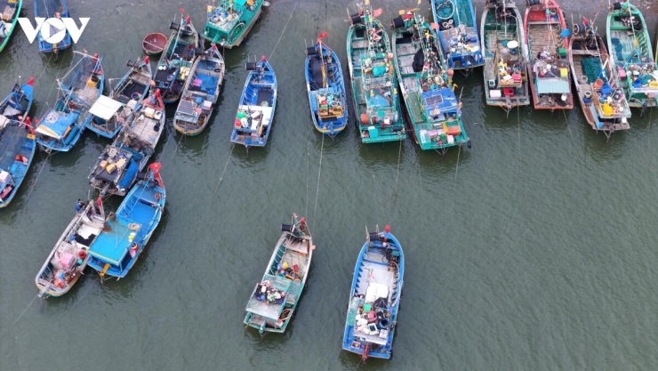 Lúc này, trời Nam Bộ ít mưa, nắng ấm áp, biển cực kỳ êm và làn nước trong vắt, bãi cát phẳng mịn vô cùng thuận lợi cho các hoạt động vui chơi, cắm trại dã ngoại.