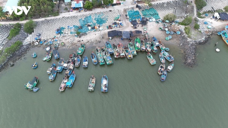 Tại đây, du khách có thể mua hải sản tươi sống trực tiếp với giá gốc, trải nghiệm kéo lưới gần bờ cùng ngư dân hay tìm hiểu quy trình làm nước mắm truyền thống lâu đời. Biển Lộc An đẹp nhờ vẻ hoang sơ sạch sẽ. Sau khi cắm trại, picnic hay tổ chức tiệc BBQ, du khách hãy nâng cao ý thức thu dọn toàn bộ rác thải cá nhân để giữ gìn cảnh quan thiên nhiên trong lành cho vùng biển này.