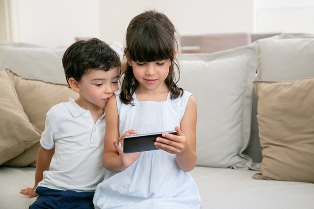 Khi phần lớn thời gian được dành cho các video, trò chơi hay nội dung giải trí trên điện thoại, trẻ có xu hướng tiếp nhận thông tin một chiều thay vì luyện tập giao tiếp. Ảnh minh họa