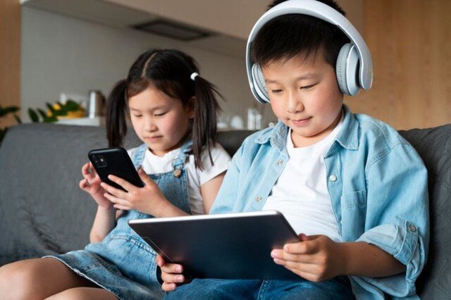 Thói quen sử dụng điện thoại sai tư thế, đặc biệt là nằm sấp hoặc cúi gập cổ liên tục, có thể làm tăng nguy cơ đau cổ, đau lưng và các bất thường về đường cong sinh lý cột sống. Ảnh minh họa