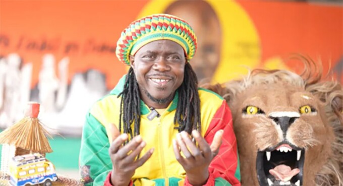 Aliou Ngom, cổ động viên Senegal, từng đến World Cup Qatar và Nga những năm trước để cổ vũ cho đội nhà. Ảnh: BBC