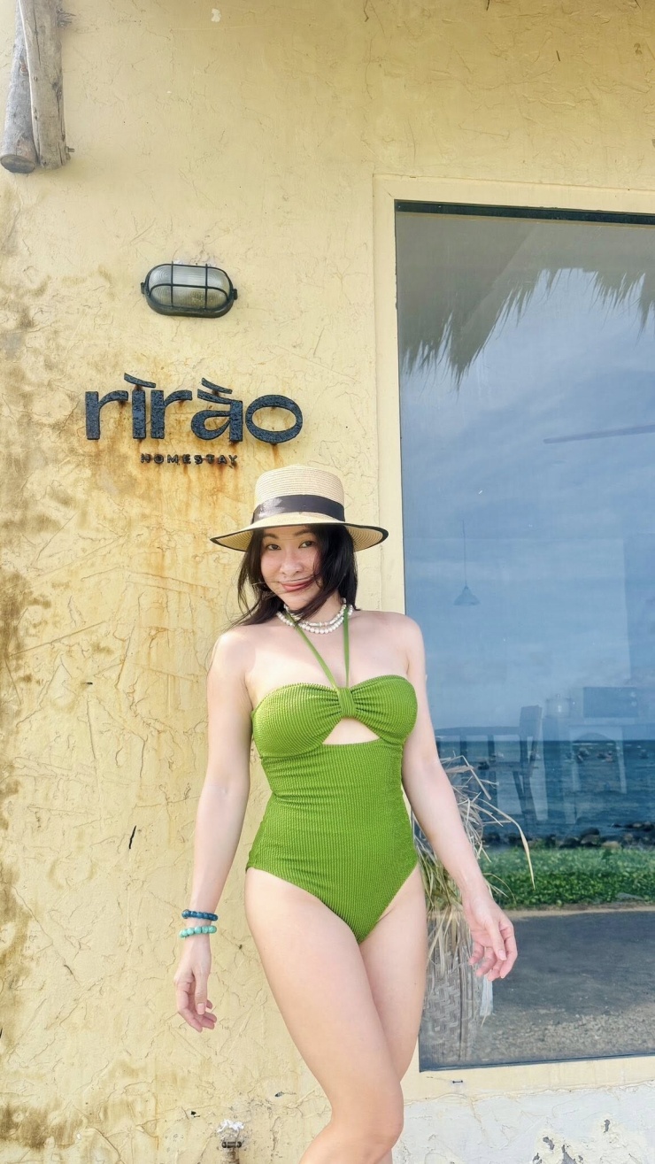Ảnh sao 10/6: Uyên Linh diện bikini khoe body - 1