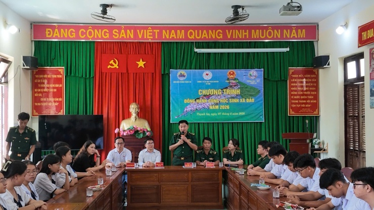 Chuyến đò đặc biệt đưa 30 sĩ tử "vượt sóng" đi thi tốt nghiệp THPT - 3