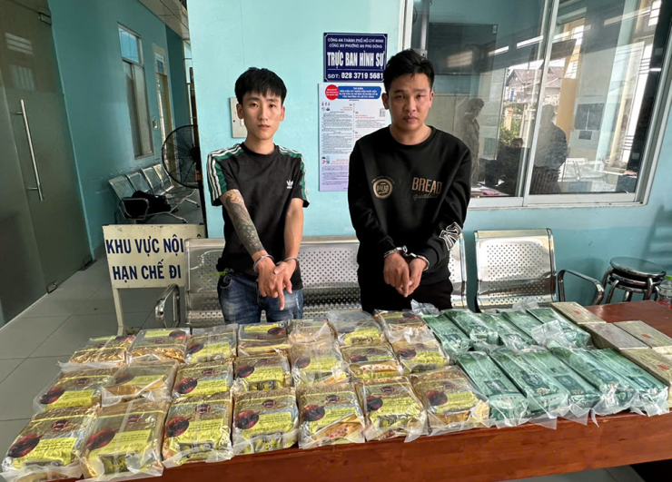Các đối tượng có vai trò quan trọng trong đường dây bị bắt giữ cùng tang vật. Ảnh: CACC