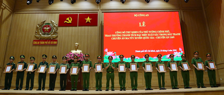 Bộ Công an công bố thư khen của Thủ tướng Chính phủ và trao thưởng cho các tập thể có thành tích xuất sắc trong đấu tranh Chuyên án 126N. Ảnh: Linh An.