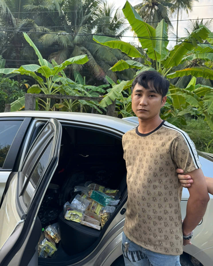 Một đối tượng bị bắt giữ trên đường. Ảnh: CACC