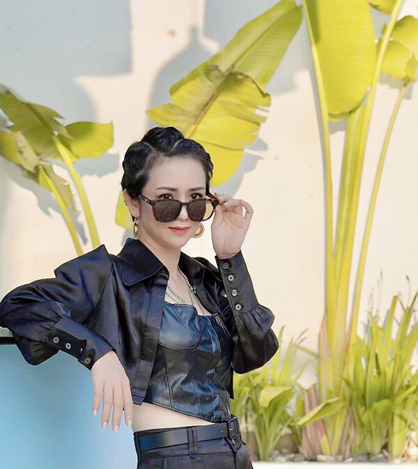 Có lúc, cựu vận động viên "hack tuổi" với trang phục cá tính với áo croptop khoe khéo vòng eo con kiến sexy.