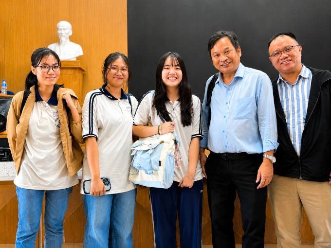 Thùy Anh (thứ ba từ trái qua) cùng thầy Nam Dũng, Minh Triết trong một buổi chuyên đề Toán tại trường Phổ thông Năng khiếu. Ảnh: Nhân vật cung cấp