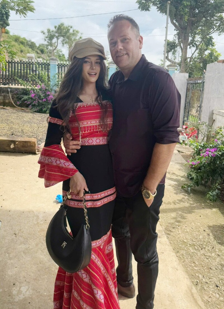 Oanh và anh Congerton hơn kém nhau 16 tuổi 