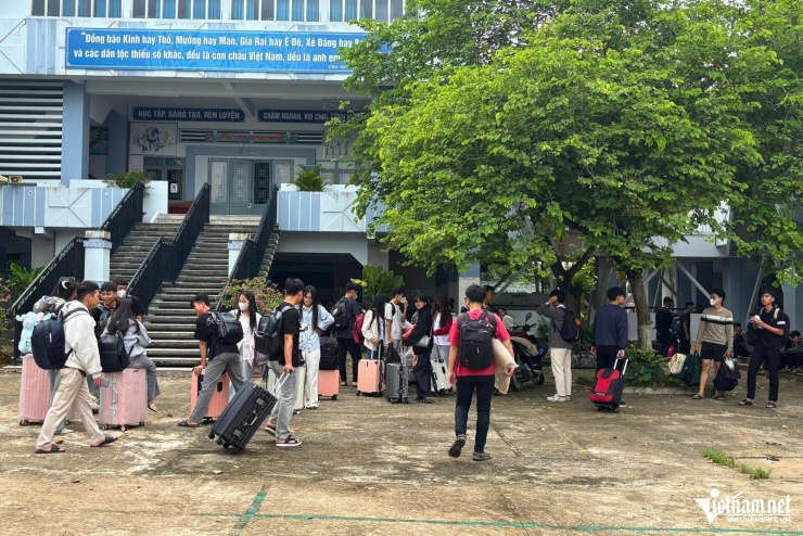 Hành trình băng rừng, vượt quãng đường 60km đến điểm thi tốt nghiệp THPT - 2