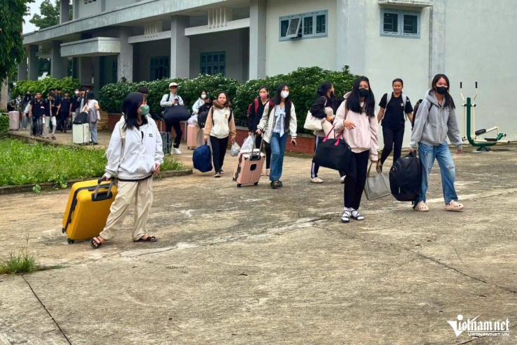 Các thí sinh đến Trường Phổ thông Dân tộc nội trú THCS liên huyện Tân Phú - Định Quán để ổn định nơi ở. Ảnh: V.H