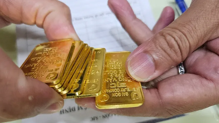 Nhiều nhà đầu tư trót "ôm" vàng lúc giá đang ở đỉnh cao giờ như ngồi trên lửa khi gần đây giá liên tục lao dốc. (Ảnh minh họa)