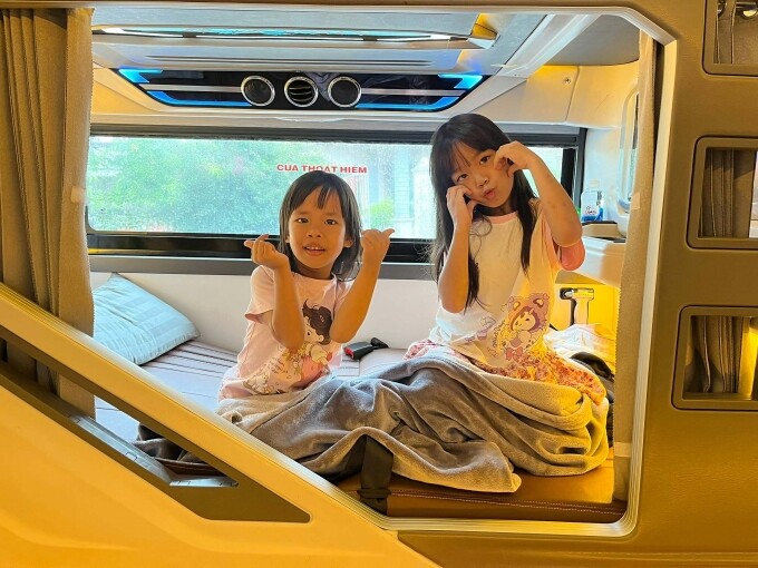 Các con của chị hào hứng với trải nghiệm đi xe giường nằm. Ảnh: NVCC