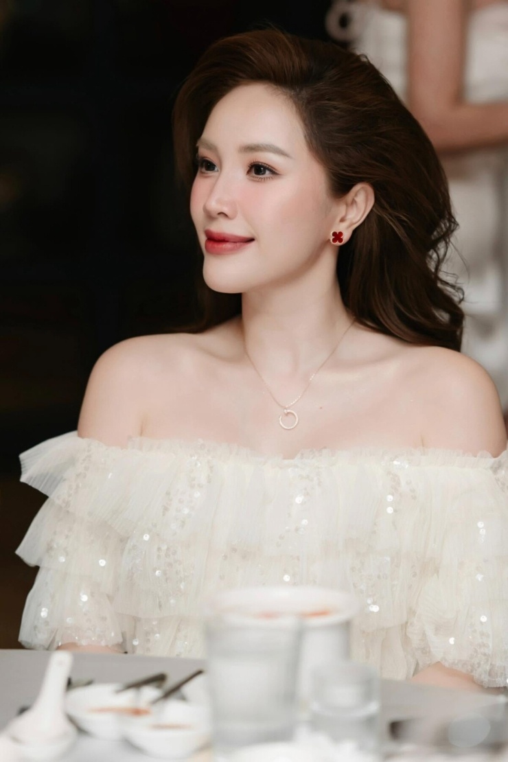 Bảo Thy đeo trang sức tiền tỷ đi ăn tối cùng bạn bè - 5