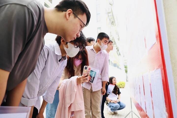 Khoảnh khắc các sĩ tử xem sơ đồ phòng thi, chuẩn bị bước vào phòng làm thủ tục dự thi.