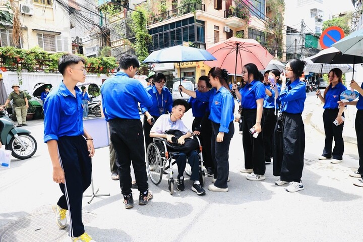 Thí sinh được đội tình nguyện viên hỗ trợ vào điểm thi làm thủ tục.