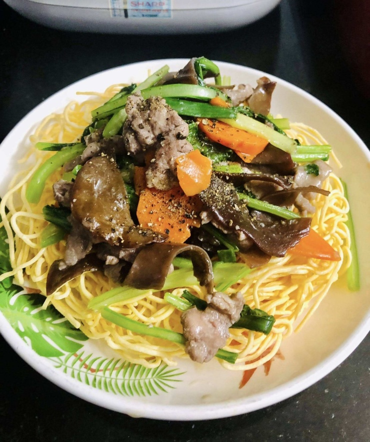 Với cách làm mì xào giòn này có thể biến tấu linh hoạt với thịt bò, thịt heo, tim heo hoặc hải sản
