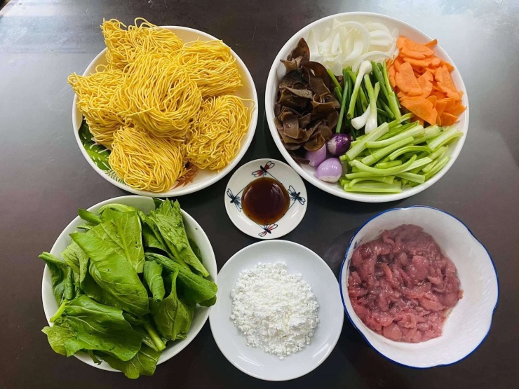 Bí quyết làm mì xào giòn chuẩn nhất, ăn một miếng giòn rụm, đậm đà thơm ngon, trẻ già mê tít - 2