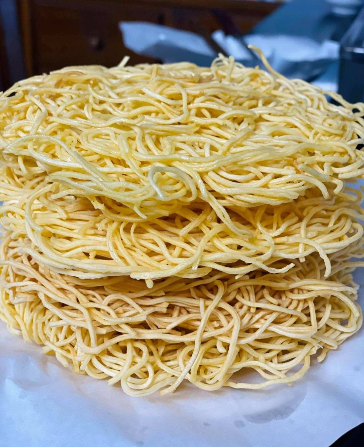 Mì sau khi chiên giòn, vàng ươm hấp dẫn