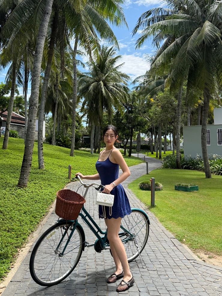 Dưới phần bình luận, đông đảo khán giả bày tỏ sự yêu thích trước hình ảnh gần gũi của nàng hậu. Nhiều người nhận xét Lương Thùy Linh ngày càng xinh đẹp, trưởng thành và tự tin hơn so với thời điểm mới đăng quang.